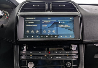 Подержанный автомобиль Jaguar F-Pace 2017 года (17 фото)