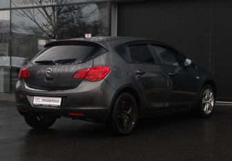 Подержанный автомобиль Opel Astra Hatchback 2010 года (5 фото)