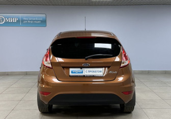 Подержанный автомобиль Ford Fiesta Hatchback 2015 года (6 фото)