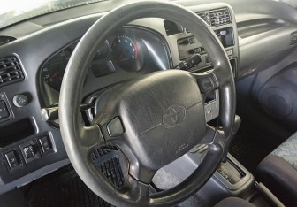 Подержанный автомобиль Toyota RAV4 1995 года (12 фото)