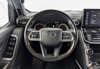 Подержанный автомобиль Toyota Land Cruiser Suv 2021 года (22 фото)