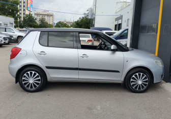 Подержанный автомобиль Skoda Fabia Hatchback 2009 года (4 фото)