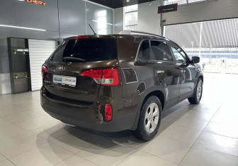 Подержанный автомобиль Kia Sorento 2015 года (4 фото)
