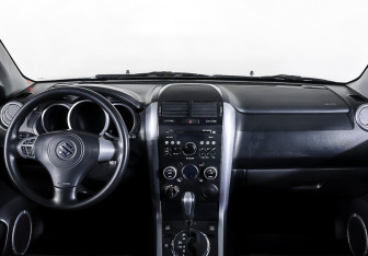 Подержанный автомобиль Suzuki Grand Vitara 2011 года (13 фото)