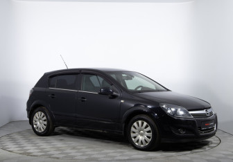Подержанный автомобиль Opel Astra Hatchback 2010 года (3 фото)