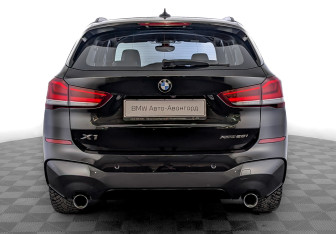 Подержанный автомобиль BMW X1 2022 года (6 фото)