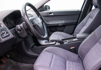 Подержанный автомобиль Volvo S40 2007 года (10 фото)