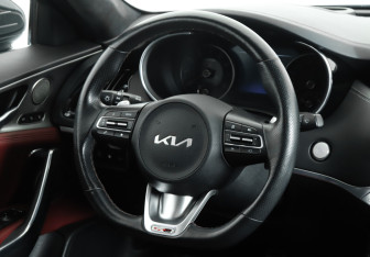 Подержанный автомобиль Kia Stinger 2023 года (17 фото)