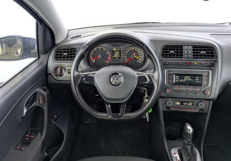 Подержанный автомобиль Volkswagen Polo Sedan 2017 года (21 фото)