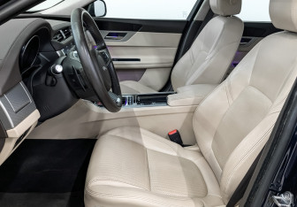 Подержанный автомобиль Jaguar XF Sedan 2019 года (20 фото)
