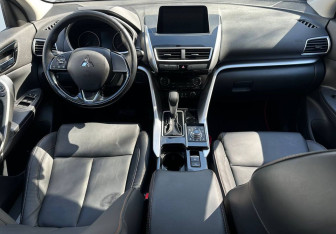 Подержанный автомобиль Mitsubishi Eclipse Cross 2022 года (11 фото)