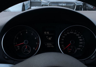 Подержанный автомобиль Volkswagen Golf Hatchback 2011 года (20 фото)