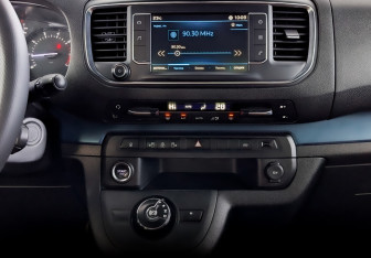 Подержанный автомобиль Peugeot Traveller 2018 года (15 фото)