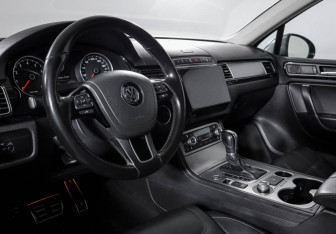 Подержанный автомобиль Volkswagen Touareg 2015 года (14 фото)