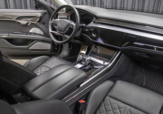 Подержанный автомобиль Audi S8 2021 года (10 фото)