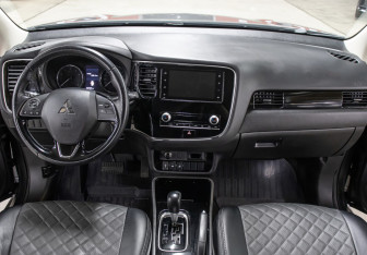 Подержанный автомобиль Mitsubishi Outlander 2020 года (14 фото)