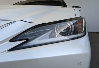 Подержанный автомобиль Lexus ES 2023 года (27 фото)