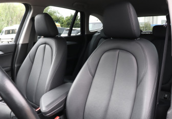 Подержанный автомобиль BMW X1 2015 года (17 фото)