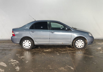 Подержанный автомобиль Toyota Corolla Sedan 2003 года (8 фото)
