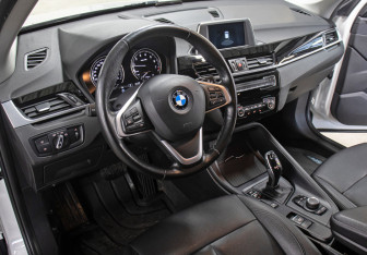 Подержанный автомобиль BMW X1 2018 года (16 фото)