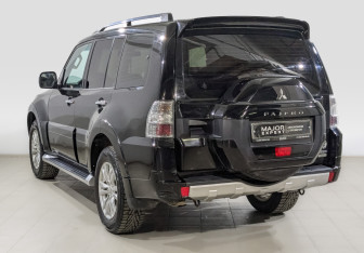Подержанный автомобиль Mitsubishi Pajero 2017 года (7 фото)
