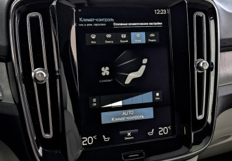 Подержанный автомобиль Volvo XC40 2021 года (26 фото)