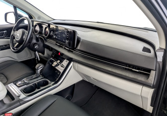 Подержанный автомобиль Kia Carnival 2021 года (11 фото)