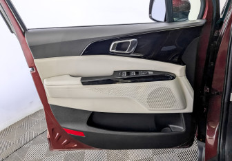 Подержанный автомобиль Kia Carnival 2022 года (20 фото)