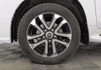 Подержанный автомобиль Toyota Land Cruiser Suv 2015 года (12 фото)