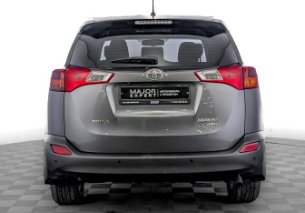Подержанный автомобиль Toyota RAV4 2013 года (6 фото)
