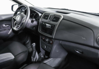 Подержанный автомобиль Renault Sandero 2018 года (5 фото)