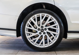 Подержанный автомобиль Audi A8 2021 года (39 фото)