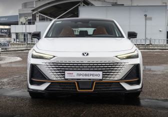 Подержанный автомобиль Changan UNI-V 2023 года (3 фото)