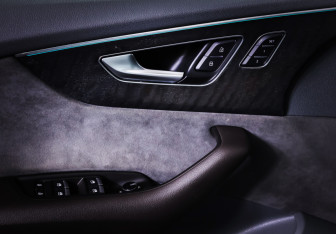 Подержанный автомобиль Audi Q8 2019 года (21 фото)