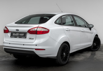 Подержанный автомобиль Ford Fiesta Sedan 2015 года (5 фото)