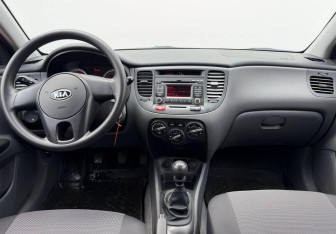 Подержанный автомобиль Kia Rio Hatchback 2010 года (9 фото)