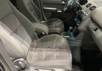 Подержанный автомобиль Volkswagen Touran 2013 года (9 фото)