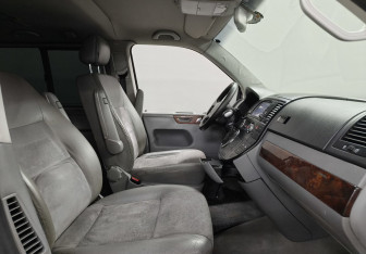 Подержанный автомобиль Volkswagen Multivan 2006 года (9 фото)