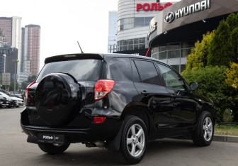 Подержанный автомобиль Toyota RAV4 2006 года (4 фото)