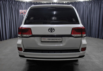 Подержанный автомобиль Toyota Land Cruiser Suv 2018 года (6 фото)