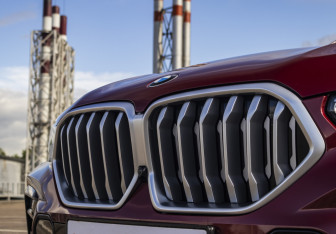 Подержанный автомобиль BMW X6 2020 года (2 фото)