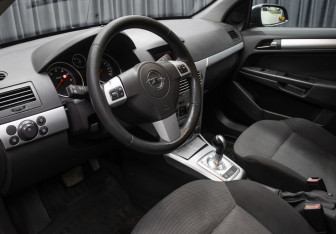 Подержанный автомобиль Opel Astra Hatchback 2011 года (16 фото)