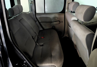 Подержанный автомобиль Nissan Cube 2010 года (15 фото)