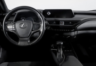 Подержанный автомобиль Lexus UX 2019 года (12 фото)