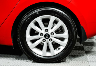 Подержанный автомобиль Kia Ceed Hatchback 2016 года (8 фото)