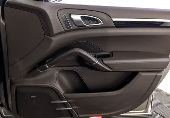 Подержанный автомобиль Porsche Cayenne 2014 года (25 фото)