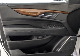 Подержанный автомобиль Cadillac Escalade Suv 2016 года (19 фото)