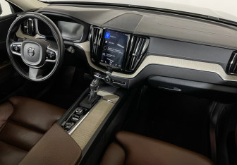 Подержанный автомобиль Volvo XC60 2019 года (9 фото)