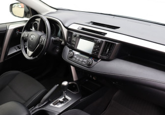 Подержанный автомобиль Toyota RAV4 2016 года (10 фото)