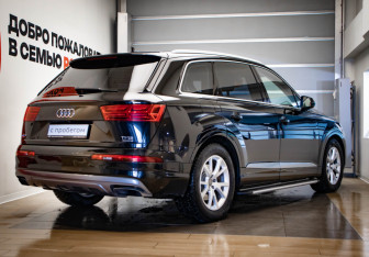 Подержанный автомобиль Audi Q7 2015 года (4 фото)